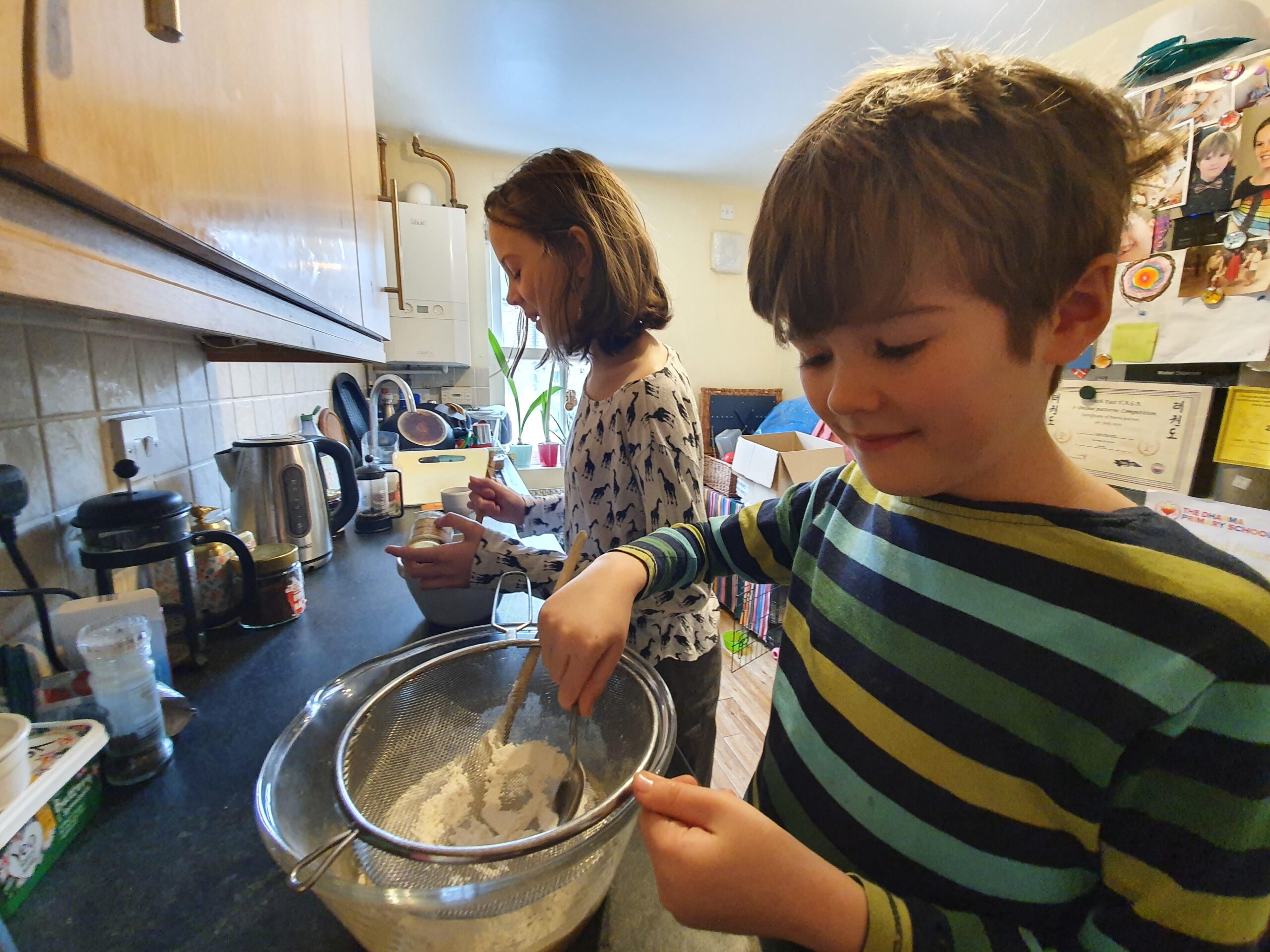 LOGS Bannister children baking-min